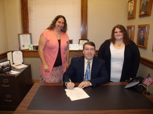 Left to Right: Michella Friesen, Mayor Dave Krutzfeldt and Sarah Chamoux