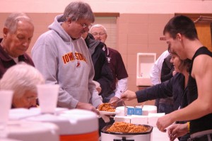 Oskaloosa Teacher and Student Advisor helps serve spaghetti on Friday night