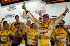 Ryan Hunter-Reay celebrates his win at the Iowa Corn 250 on Saturday (Ken Allsup/Oskaloosa News)