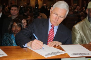 Rep. Guy Vander Linden signs the oath of office to begin his second term. (submitted photo)