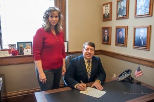 Anne DuBruin (left) and Oskaloosa Mayor Dave Krutzfeldt (right) on Wednesday during the proclamation signing.