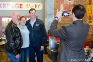 Santorum poses with Smokey Row patrons before leaving Oskaloosa to attend his next event.