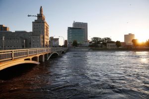The 2nd Ave bridge over the Cedar River is shown as the river is at major flood stage at sunrise in Cedar Rapids, Iowa, U.S. September 26, 2016. Adam Wesley/Cedar Rapids Gazette/via REUTERS