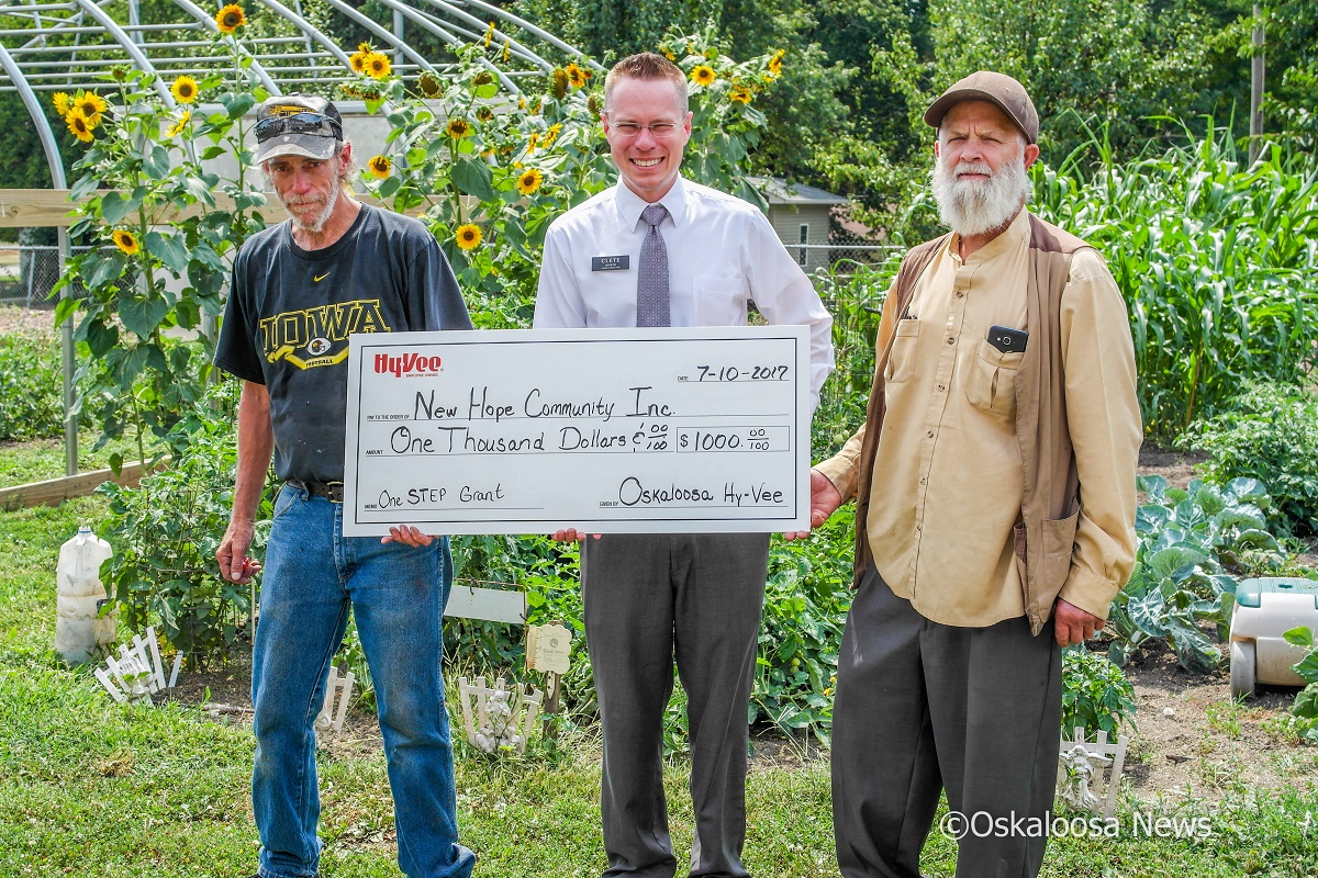 Hy Vee Donates To Help Community Gardens Grow Oskaloosa News