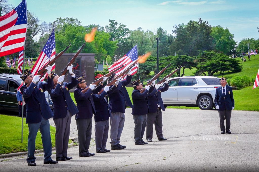 Veterans Commemorate Memorial Day With A Short Ceremony Oskaloosa