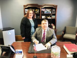 Oskaloosa Mayor Dave Krutzfeldt recently signed a proclamation recognizing Sexual Assault Month in Oskaloosa.