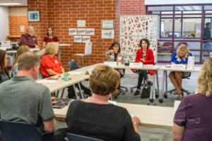 A diverse group from the State of Iowa, higher education, primary education, employers and students all gathered to discuss work based learning this past week. The discussion was hosted at Oskaloosa High School.
