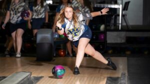 The Statesmen women's bowling team finished in the middle of the pack on a difficult oil pattern as it competed at the Mid-States Championship last Saturday and Sunday.