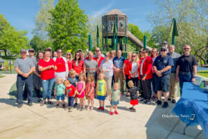 Volunteers, Contributors, City of Oskaloosa Staff, and Oskaloosa Chamber Diplomats cut the ribbon on the new Edmundson Playground.
